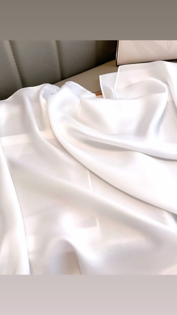 Étole / châle satin blanc cassé – Image 4