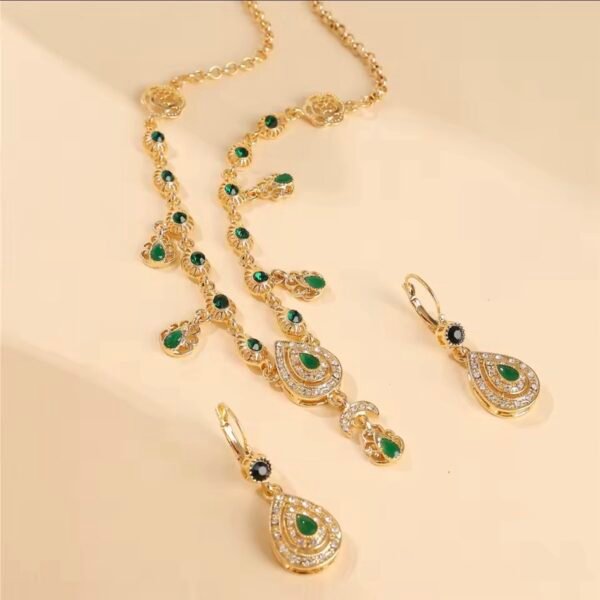Bijoux de front doré et strass vert